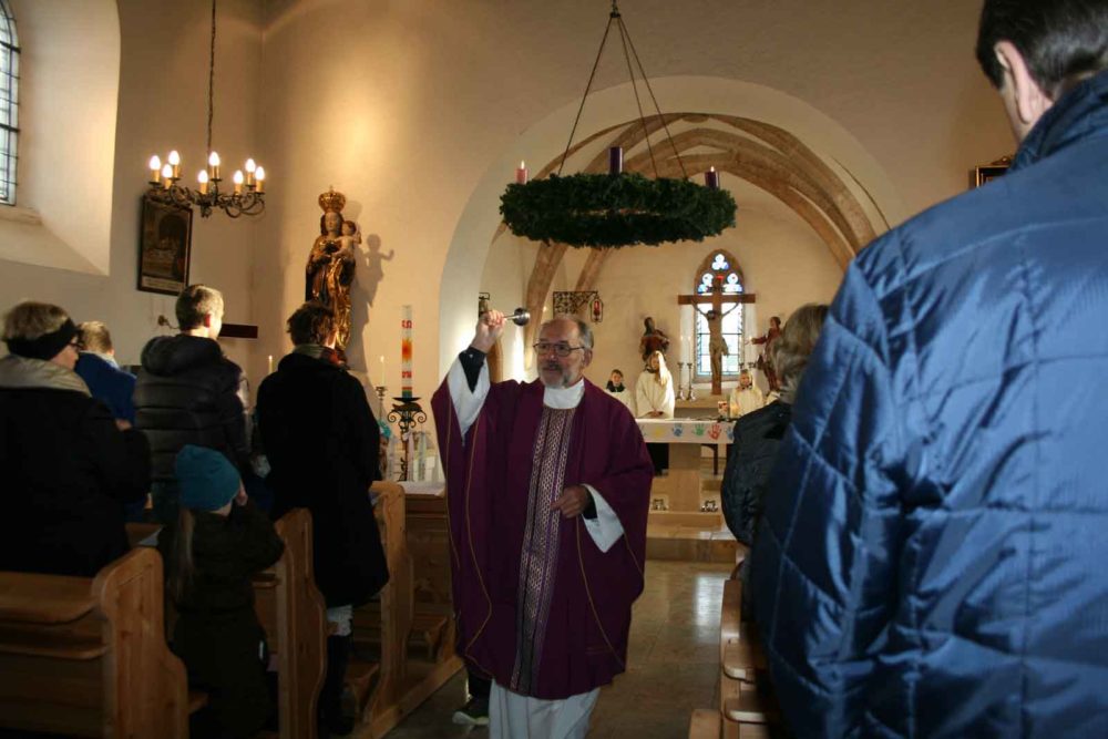 Einweihung der neuen Kirchenbänke in Dreistetten